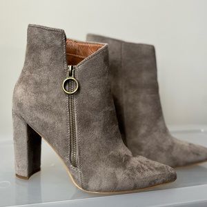 Size 8.5 heeled bootie